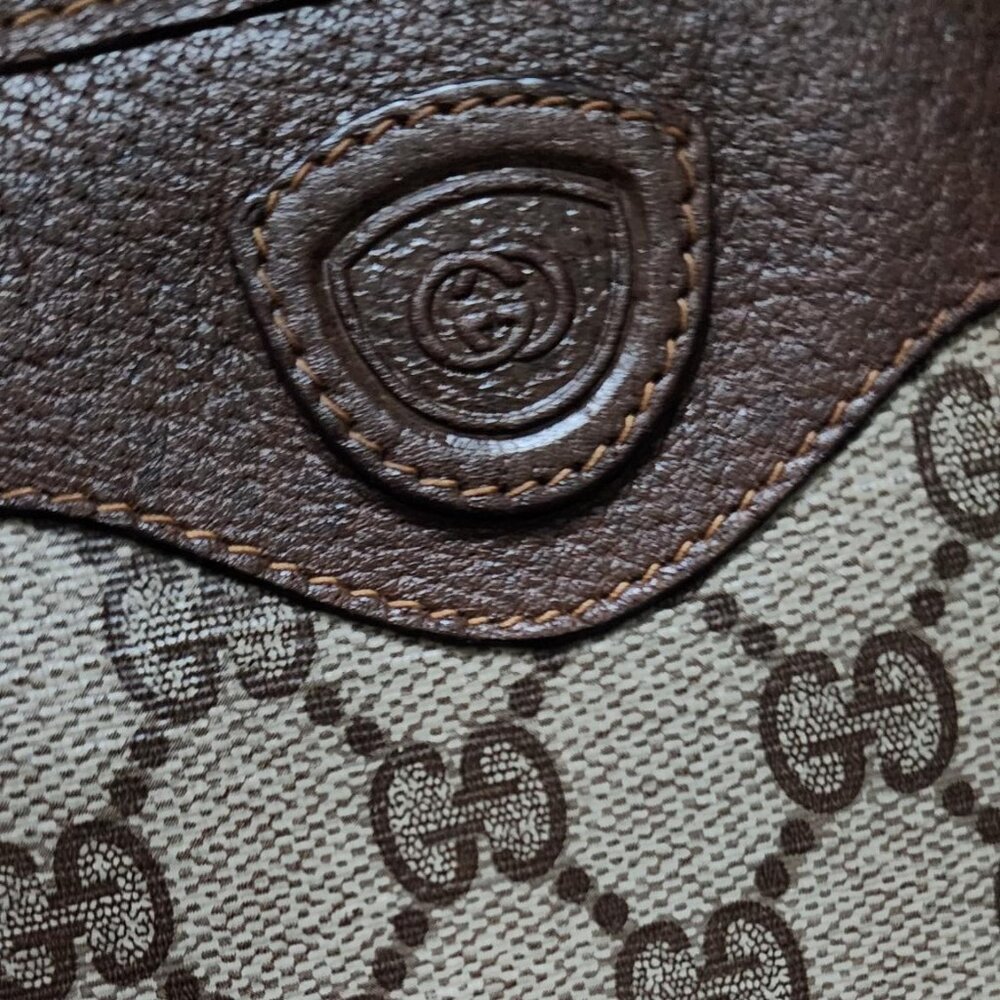 GUCCI GG SUPREME CLUTCH BAG